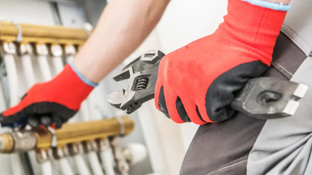 hydraulik z kluczem francuskim